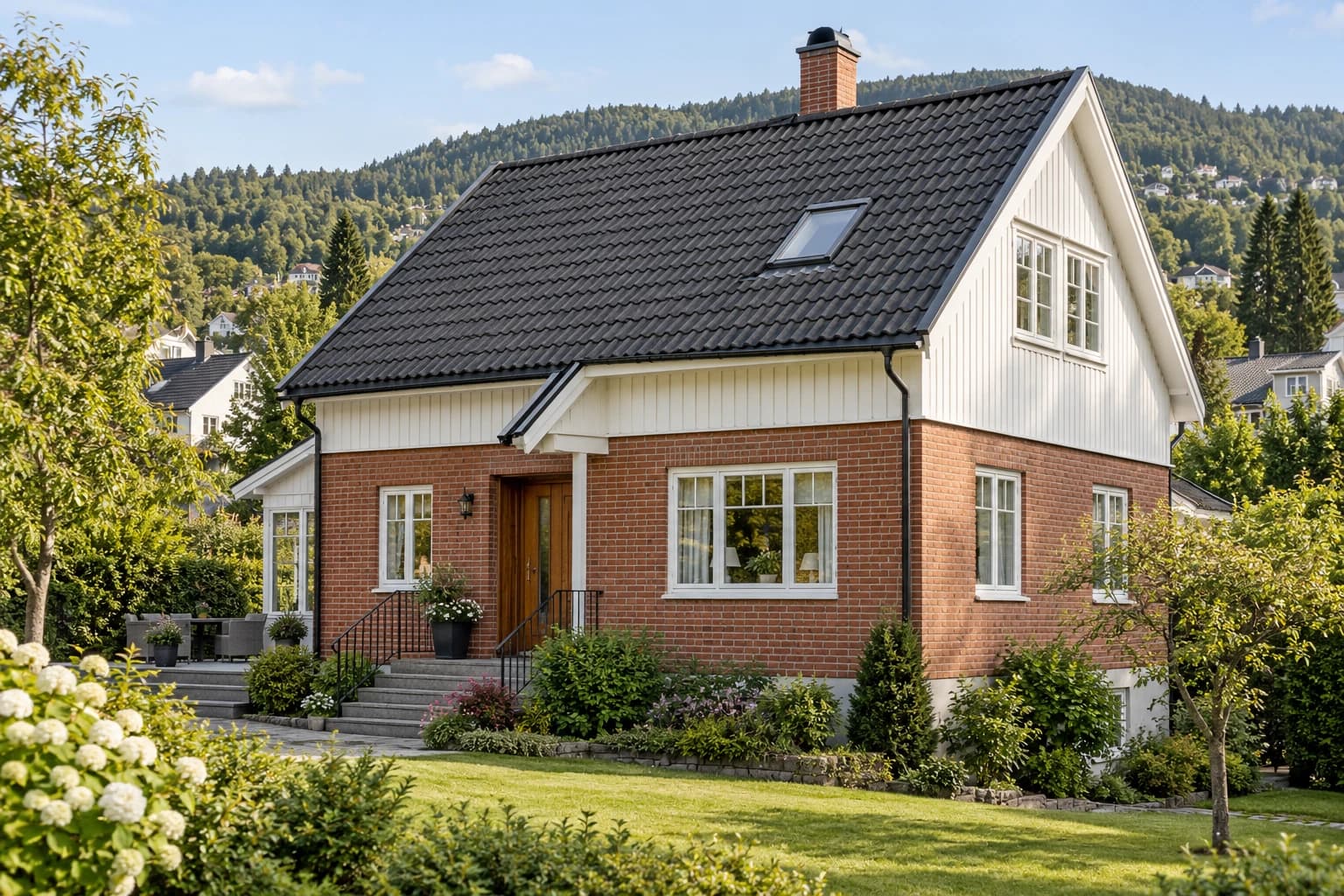 Illustrasjon: Mur- og trebolig med mørkt taksteinstak og et takvindu.