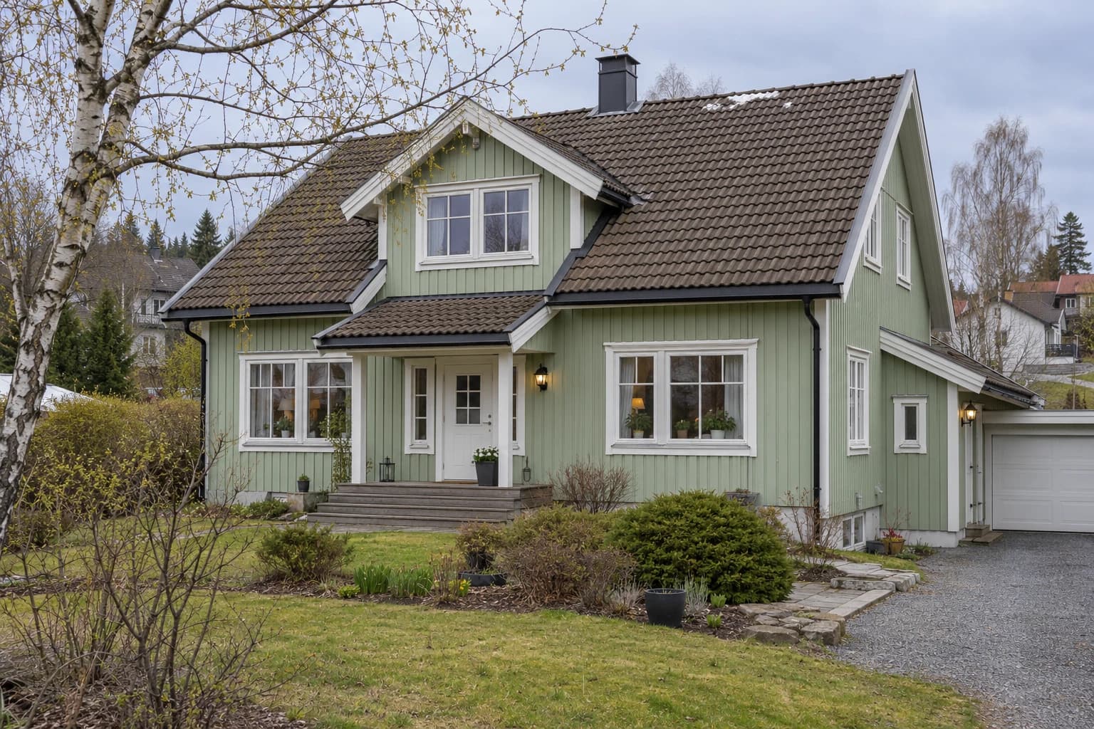 Illustrasjon: Bolig med synlig tak og fasade i et grønt boligområde inspirert av Oslo.