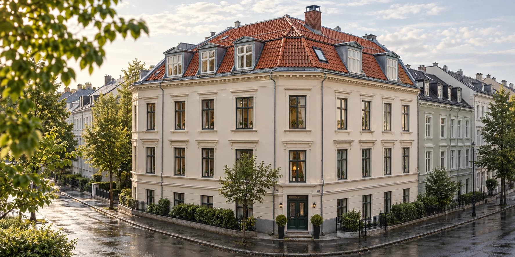 Illustrasjon av en klassisk Oslo-bygård med tegltak, sinkbeslag og grønn inngangsdør