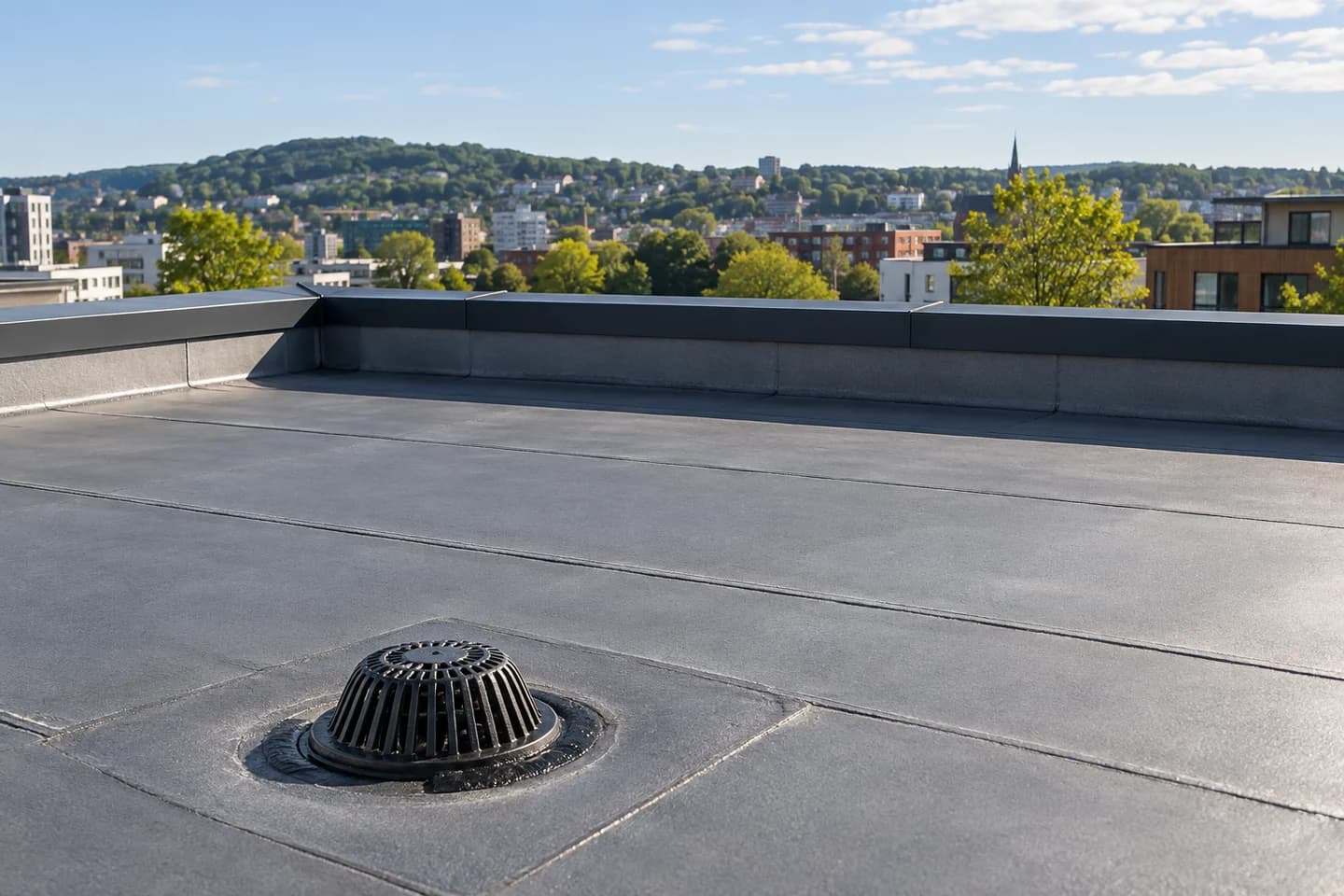 Illustrasjon: Flatt membrantak med sluk