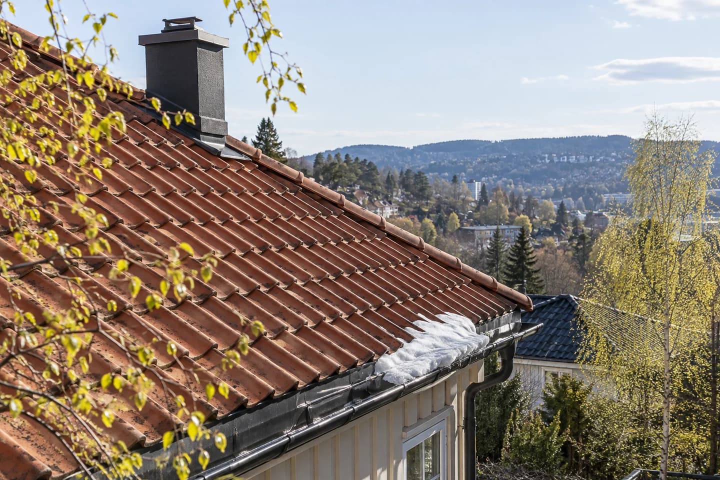 Illustrasjon: Rødt tak med rester av snø om våren