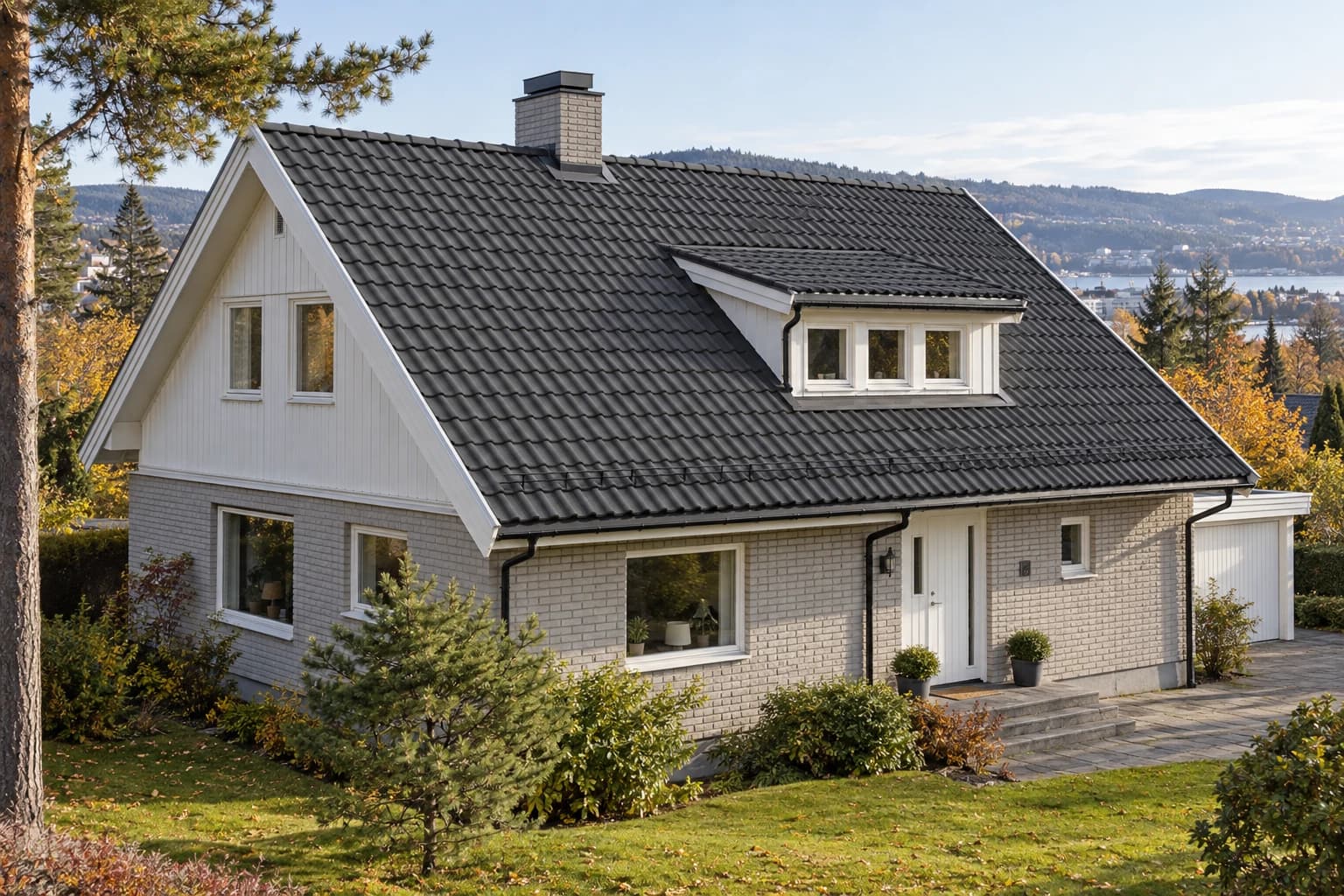 Illustrasjon: Mur- og trebolig med grå betongtakstein.