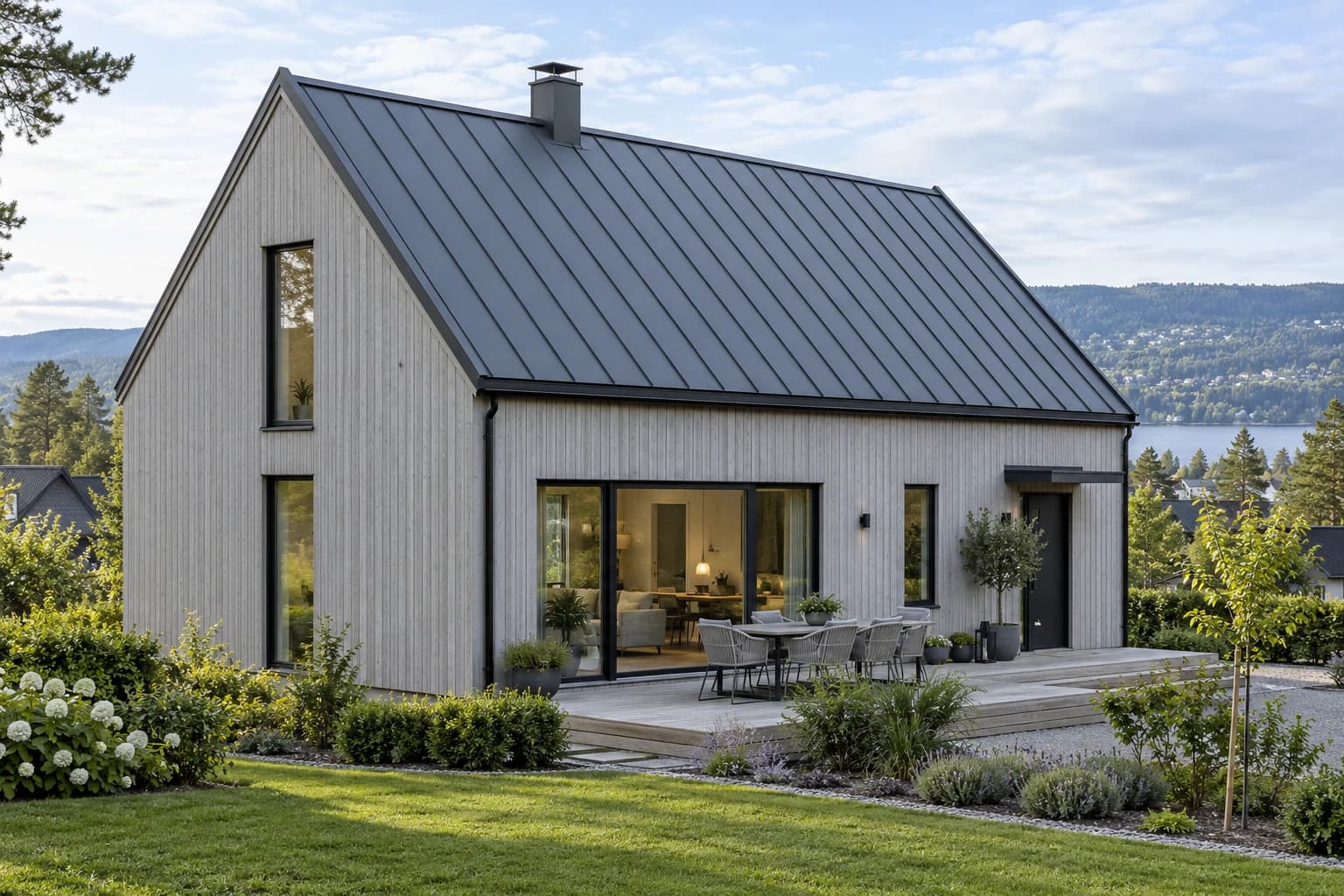 Illustrasjon: Lys trebolig med båndtekket metalltak.