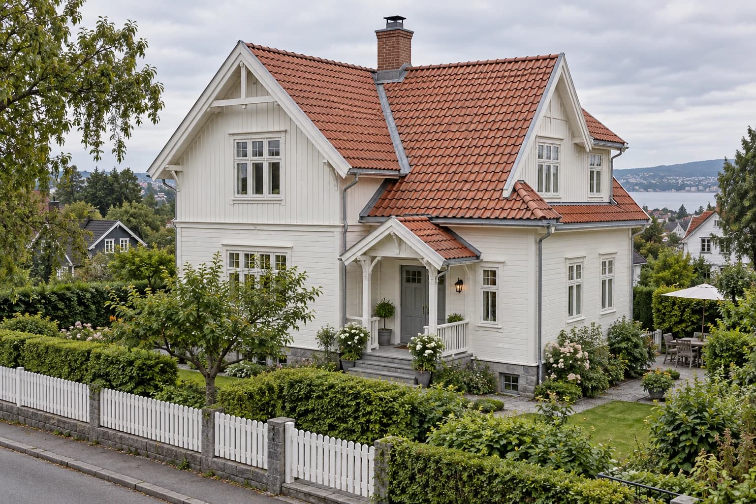 Illustrasjon: Bolig med synlig tak og fasade i et grønt boligområde inspirert av Oslo.