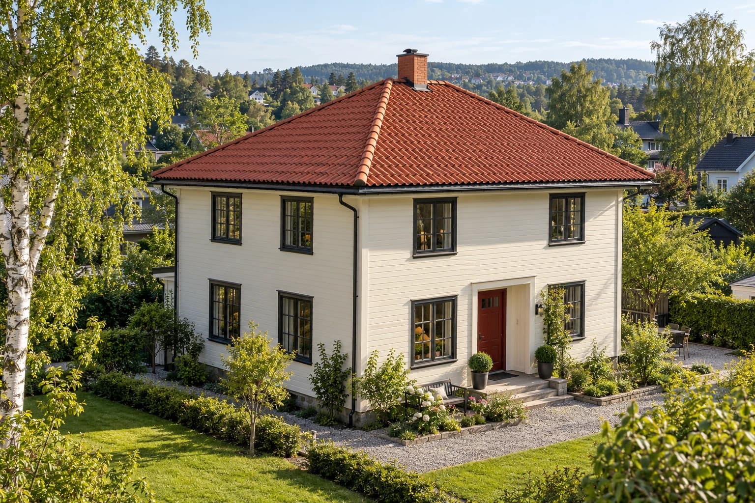 Illustrasjon: Lys trevilla med nytt rødt tegltak, teglpipe og mørke takrenner i et grønt Oslo-villastrøk.