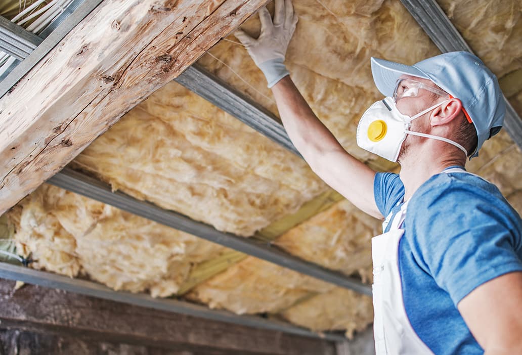 Kaldt hus og høy strøm? Problemet kan ligge på loftet og under taksteinene