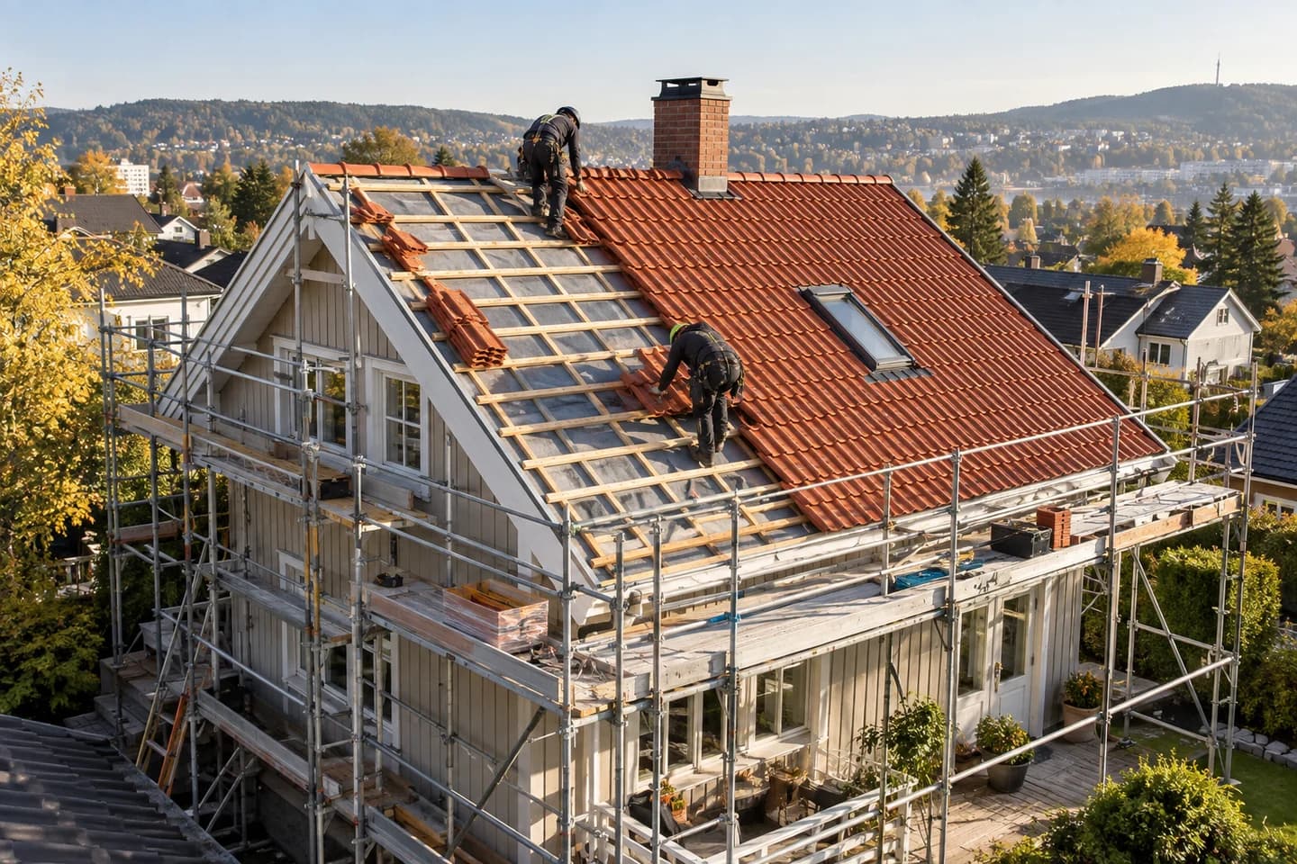 Illustrasjon: Takomlegging på en villa med stillas og delvis åpent undertak