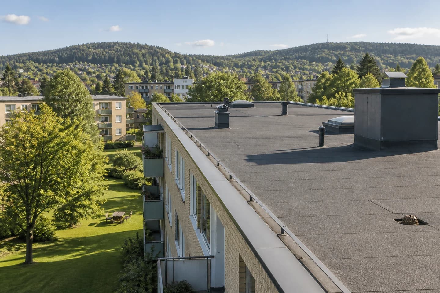 Illustrasjon: Blokker med flate tak og grønt gårdsrom inspirert av Groruddalen